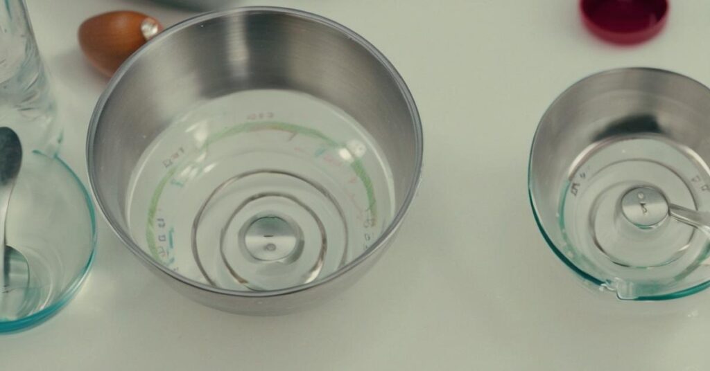 50 ml wody ile to łyżek? Praktyczny poradnik.