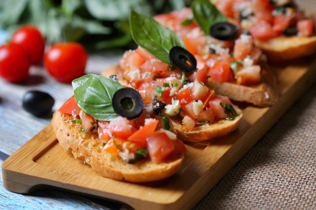 Zapiekanki w nowej odsłonie – jak klasyczne danie podbija współczesne menu 